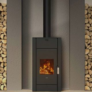 STUFA A LEGNA MAYA : 11 kW; Ventilata, Lama d’aria per pulizia vetro ,Ampio cassetto cenere, Camera di combustione in vermiculite ,Scarico fumi superiore ø 130 mm