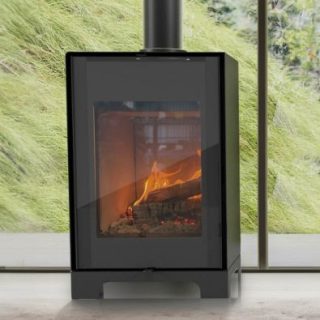 STUFA A LEGNA MODULA : con porta legna modulare. Lama d’aria per pulizia vetro, Uscita fumi superiore Ø 150 mm ,Camera di combustione in vermiculite, Ampio cassetto cenere ,Aria primaria regolabile per la combustione ,Aria secondaria regolabile per la pulizia del vetro Aria terziaria per ridurre le emissioni